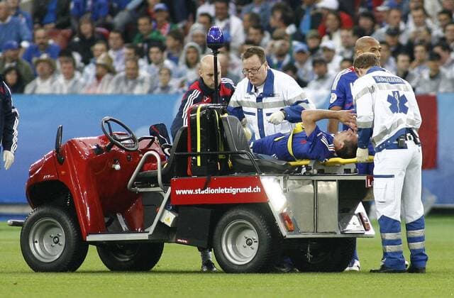 Franck Ribery (Frankreich) wird aufgrund einer Verletzung mit dem Letzi Mobil abtransportiert -  Fußball Länderspiel Herren EURO 2008, EM, Nationalteam, Nationaltrikot, Gruppe Zürich