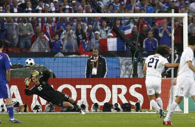 Tor - Andrea Pirlo (Italien, re.) erzielt das 1:0 per Elfmeter gegen Torwart Gregory Coupet (Frankreich) -  Fußball EM Herren EURO 2008, Länderspiel, Nationalmannschaft, Nationaltrikot Gruppe Zürich Dynamik,