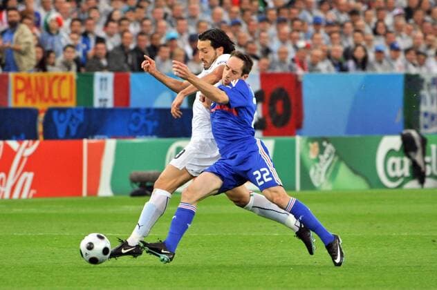 Franck Ribery (Frankreich, re.) verletzt sich gegen Gianluca Zambrotta (Italien) -  Fußball EM Herren Euro 2008, Länderspiel, Nationalteam, Nationaltrikot, Frankreich - Italien Gruppe Zürich Dynamik, Kampf,
