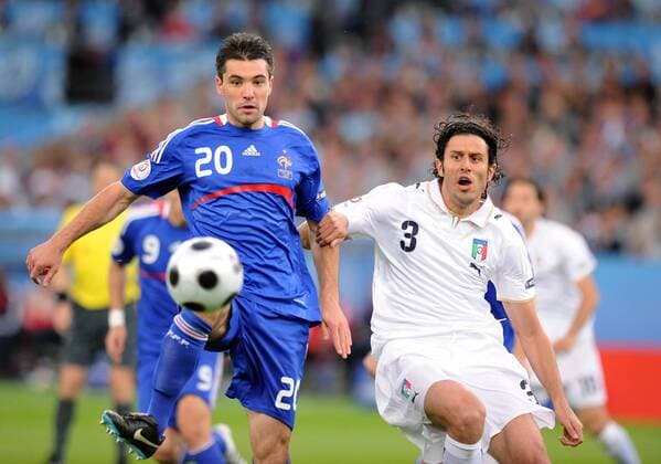 Jeremy Toulalan (Frankreich, li.) gegen Fabio Grosso (Italien) - Fußball EM Herren Euro 2008, Länderspiel, Nationalteam, Nationaltrikot, Frankreich - Italien Gruppe Zürich Dynamik, Kampf,