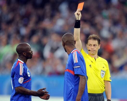 FIFA Schiedsrichter Lubos Michel (Slowakei) zeigt Eric Abidal (Mitte) die rote Karte, daneben Claude Makelele (beide Frankreich) - Fußball EM Herren Euro 2008, Länderspiel, Nationalmannschaft, Nationaltrikot Gruppe Zürich