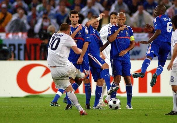 Tor - Daniele de Rossi (Italien, li.) erzielt das 2:0 gegen Thierry Henry (Frankreich, 2.v.re.), der den Ball unhaltbar abfälscht -  Fußball EM Herren EURO 2008, Länderspiel, Nationalmannschaft, Nationaltrikot, Frankreich - Italien 2:0 Gruppe Zürich Dynamik,