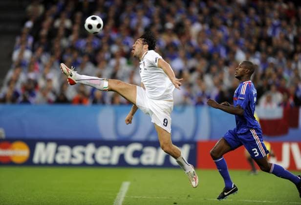 Luca Toni (Italien, li.) vor Eric Abidal (Frankreich) am Ball -  Fußball Länderspiel Herren EURO 2008, EM, Nationalteam, Nationaltrikot, Frankreich - Italien 0:2 Gruppe Zürich Dynamik, Kampf, Überlegenheit