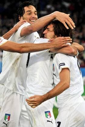 Luca Toni (li.) und Andrea Pirlo (beide Italien) - Torjubel -  Fußball EM Herren EURO 2008, Länderspiel, Nationalmannschaft, Nationaltrikot Gruppe Zürich Freude,