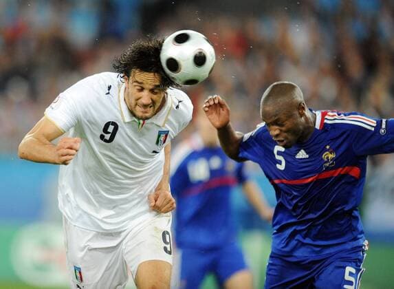 Luca Toni (Italien, li.) gegen William Gallas (Frankreich) - Fußball EM Herren Euro 2008, Länderspiel, Nationalteam, Nationaltrikot, Frankreich - Italien 0:2 Gruppe Zürich Dynamik,