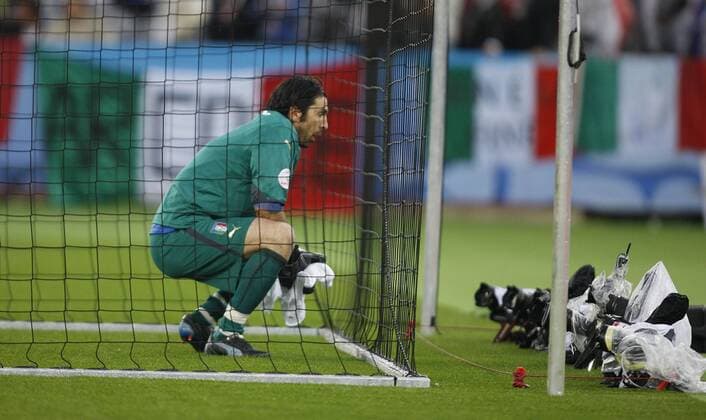 Torwart Gianluigi Buffon (Italien) hat sich vom Spielfeld abgewendet, er kann beim Elfer nicht hinsehen -  Fußball EM Herren Euro 2008, Länderspiel, Nationalteam, Nationaltrikot Einzelbild Zürich Spannung,