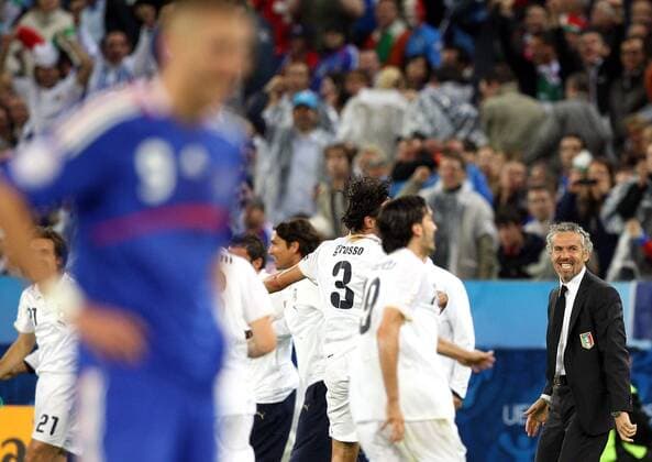 Schlussjubel Italien, re. Nationaltrainer Roberto Donadoni -  Fußball EM Herren Euro 2008, Länderspiel, Nationalmannschaft, Nationaltrikot, Italien - Frankreich 2:0 Gruppe Zürich