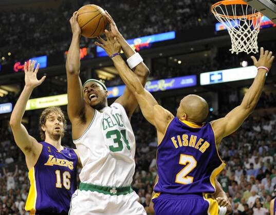 Paul Pierce (Boston Celtics, Mitte) gegen Derek Fisher (re.) und Pau Gasol (beide Los Angeles Lakers) -  Basketball Herren NBA Finals 2007 2008, Playoffs, Playoff, Play Offs, Off, Boston Celtics - Los Angeles Lakers, LA L A Gruppe Boston Dynamik, Kampf,