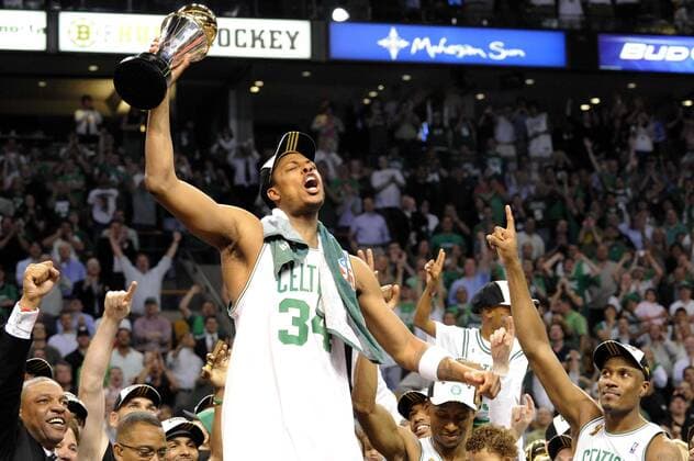 Paul Pierce (Boston Celtics) mit der Trophäe für den MVP in den NBA Finals 2008 -  Basketball Herren NBA Finals 2007 2008, Playoffs, Playoff, Play Offs, Off Gruppe o0 Ehrung, Spielerehrung Boston Freude, Begeisterung,