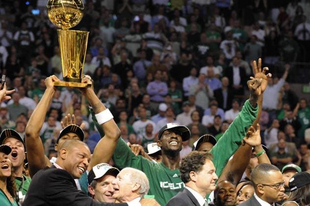 Boston Celtics sind NBA Meister 2008 und präsentieren die Larry O Brien Trophäe, u. a.: Kevin Garnett (Mitte) und Trainer Doc Rivers (li.) -  Basketball Herren NBA Finals 2007 2008, Playoffs, Playoff, Play Offs, Off Gruppe Boston Freude,