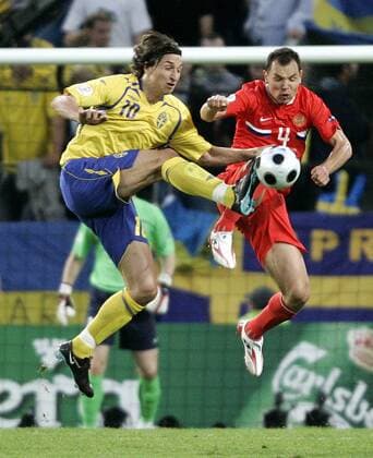 Zlatan Ibrahimovic (Schweden, li.) gegen Sergei Ignashevich (Russland) - Fußball EM Herren Euro 2008, Länderspiel, Nationalteam, Nationaltrikot, Russland - Schweden Gruppe Innsbruck Dynamik, Kampf,