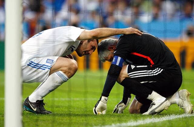 Sotirios Kyrgiakos (li.) tröstet Torwart Antonios Nikopolidis (beide Griechenland, li.) -  Fußball EM Herren EURO 2008, Länderspiel, Nationalteam, Nationaltrikot, Griechenland, Vdig Gruppe Salzburg Harmonie, Enttäuschung, Kameradschaft,
