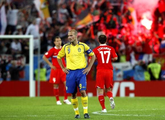 Fredrik Ljungberg (Schweden, vorn) enttäuscht ob der Niederlage gegen Rußland -  Fußball EM Herren Euro 2008, Länderspiel, Nationalteam, Nationaltrikot, Schweden - Rußland 0:2 Gruppe Innsbruck Enttäuschung,