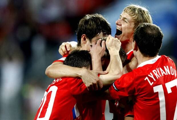 Roman Pavlyuchenko (Rußland, 2.v.re.) jubelt mit seinen Teamkollegen -  Fußball EM Herren Euro 2008, Länderspiel, Nationalteam, Nationaltrikot Gruppe Innsbruck Begeisterung, Freude,