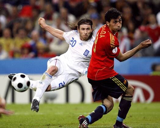 Ioannis Amanatidis (Griechenland, li.) gegen Alvaro Arbeloa (Spanien) - Fußball EM Herren EURO 2008, Länderspiel, Nationalteam, Nationaltrikot, Griechenland - Spanien 1:2, Vdig Gruppe Salzburg Dynamik, Fußball EM Herren EURO 2008, Länderspiel, Nationalteam, Nationaltrikot, Griechenland - Spanien 1:2, Vdig Gruppe Salzburg Dynamik,
