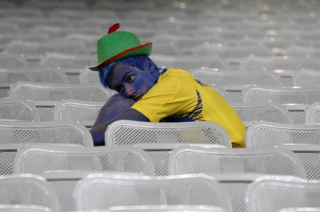 Fußballfan aus Schweden enttäuscht nach dem Vorrundenaus bei der Euro 2008 Fußball EM Herren Euro 2008, Länderspiel, Nationalteam Einzelbild Innsbruck Enttäuschung, Nachdenklichkeit, Fußball EM Herren Euro 2008, Länderspiel, Nationalteam Einzelbild Innsbruck Enttäuschung, Nachdenklichkeit,