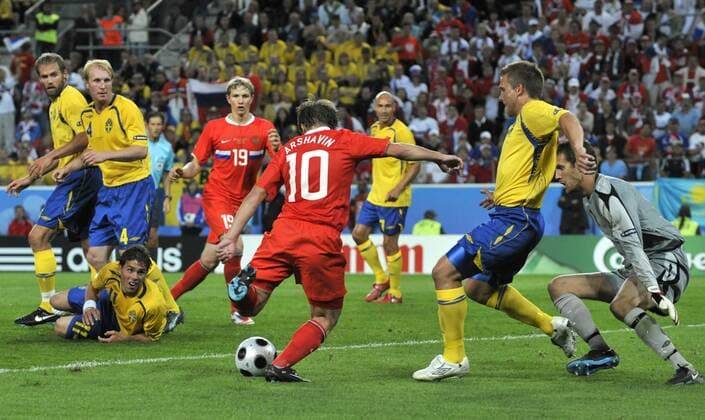 Andrei Arshavin (Rußland) gegen Fredrik Stoor (Mitte) und Torwart Andreas Isaksson (beide Schweden) Fußball EM Herren Euro 2008, Länderspiel, Nationalteam, Nationaltrikot, Rußland - Schweden 2:0 Gruppe Innsbruck Dynamik,