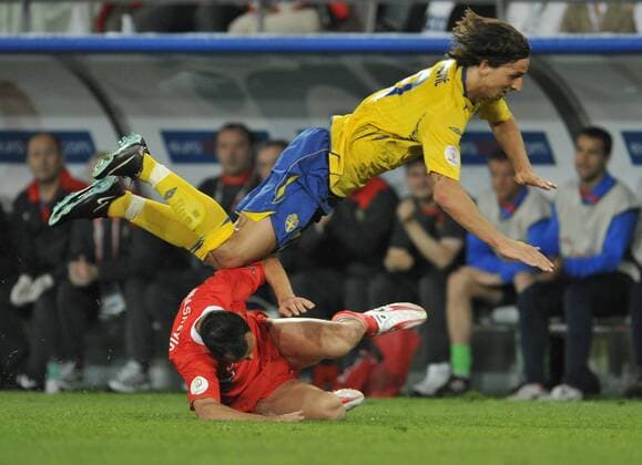 Zlatan Ibrahimovic (Schweden) wird von Sergei Ignashevich (Rußland) zu Fall gebracht Fußball EM Herren Euro 2008, Länderspiel, Nationalteam, Nationaltrikot, Rußland - Schweden 2:0 Gruppe Innsbruck Dynamik, Kampf,