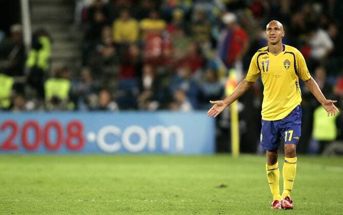 Henrik Larsson (Schweden) ratlos - Fußball EM Herren Euro 2008, Länderspiel, Nationalmannschaft, Nationaltrikot Totale Innsbruck Enttäuschung,