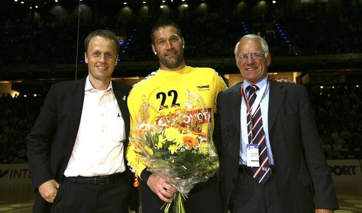 Torwart Crischa Hannawald (Großwallstadt, Mitte) wird anlässlich seines Karriereendes von HBL Geschäftsführer Frank Bohmann (li.) und Manfred Werner (HBL Vorstand Finanzen alle Deutschland) verabschiedet Handball Herren Allstargame 2007 2008, All Star Game Allstar Allstars Stars, TV Gruppe Berlin Handball Herren Allstargame 2007 2008, All Star Game Allstar Allstars Stars, TV Gruppe Berlin