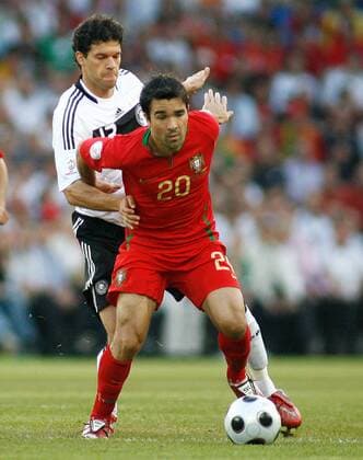 Deco (Portugal, vorn) gegen Michael Ballack (Deutschland) -  Fußball EM Herren Euro 2008, Länderspiel, Nationalmannschaft, Nationaltrikot, Portugal - Deutschland 2:3 Gruppe Viertelfinale, Basel Dynamik,