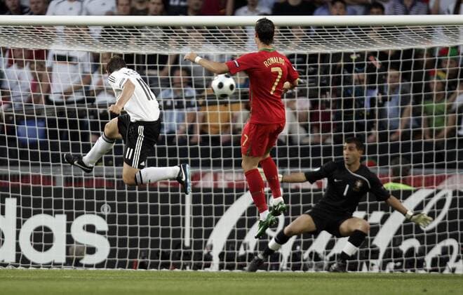 Miroslav Klose (Deutschland, li.) trifft zum 2:0 gegen Cristiano Ronaldo und Torwart Ricardo (beide Portugal) Fußball EM Herren Euro 2008, Länderspiel, Nationalteam, Nationaltrikot, Viertelfinale, Portugal - Deutschland 2:3 Gruppe Basel Dynamik,
