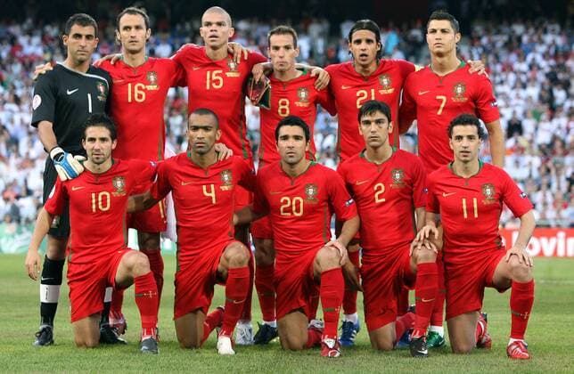 Mannschaftsfoto Portugal, hi. v. li.: Torwart Ricardo, Ricardo Carvalho, Pepe, Petit, Nuno Gomes, Cristiano Ronaldo, vorn: Deco, Jose Bosingwa, Deco, Paulo Ferreira, Simao - Fußball EM Herren Euro 2008, Länderspiel, Nationalteam, Nationaltrikot, Viertelfinale, Totale Basel