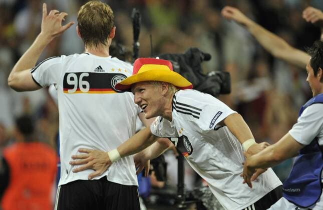 Bastian Schweinsteiger (re.) während des Schlussjubels neben Per Mertesacker (beide Deutschland), der nach Spielende das Trikot mit der Nummer 96 trägt Fußball EM Herren Euro 2008, Länderspiel, Nationalteam, Viertelfinale, Nationaltrikot, Vdig Gruppe Basel Freude,