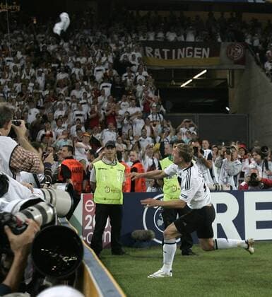 Lukas Podolski (Deutschland) verschenkt während des Schlussjubels seine Hose Fußball EM Herren Euro 2008, Länderspiel, Nationalteam, Viertelfinale, Nationaltrikot, Vdig Gruppe Basel Freude,