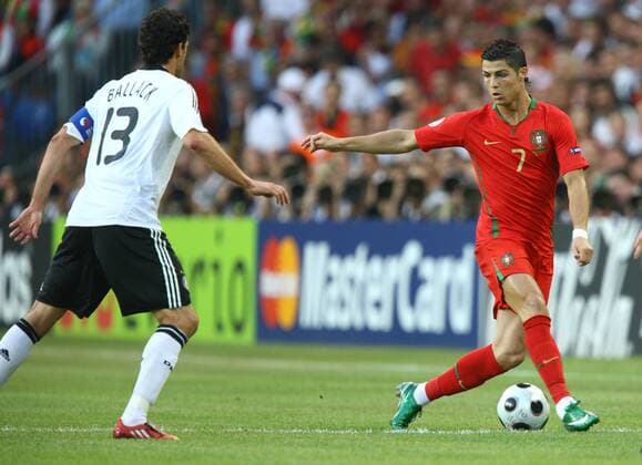 Cristiano Ronaldo (Portugal, re.) gegen Michael Ballack (Deutschland) Fußball EM Herren Euro 2008, Länderspiel, Nationalteam, Viertelfinale, Nationaltrikot, Portugal - Deutschland 2:3 Gruppe Basel Dynamik,