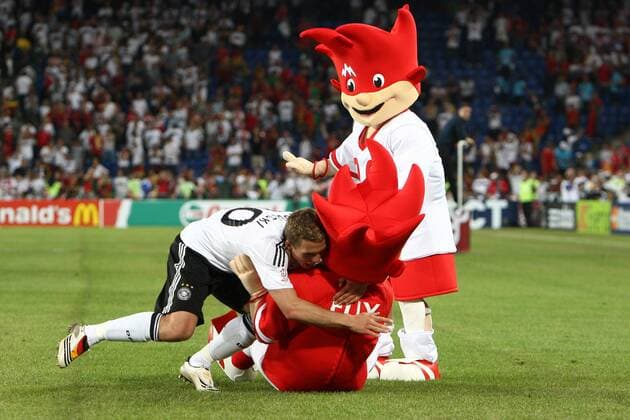 Lukas Podolski (Deutschland) feiert den Einzug ins Halbfinale mit den EM Maskottchen Trix und Flix Fußball EM Herren Euro 2008, Länderspiel, Nationalteam, Nationaltrikot, Viertelfinale, Vdig Gruppe Basel Komik, Begeisterung, Freude,