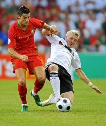 Cristiano Ronaldo (Portugal, li.) gegen Bastian Schweinsteiger (Deutschland) Fußball EM Herren Euro 2008, Nationalteam, Länderspiel, Nationaltrikot, Viertelfinale, Portugal - Deutschland 2:3 Gruppe Basel Dynamik,