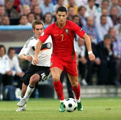 Cristiano Ronaldo (Portugal, re.) gegen Philipp Lahm (Deutschland) Fußball EM Herren Euro 2008, Länderspiel, Nationalteam, Viertelfinale, Nationaltrikot, Portugal - Deutschland 2:3 Gruppe Basel Dynamik, 