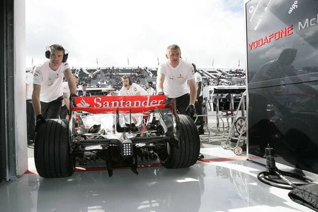 Boxencrew und Bolide von Lewis Hamilton (England McLaren Mercedes) Motorsport Grand Prix Herren Großer Preis von Frankreich 2008, Formel 1 Weltmeisterschaft, F1, F, GP, WM, Training Gruppe Magny Cours