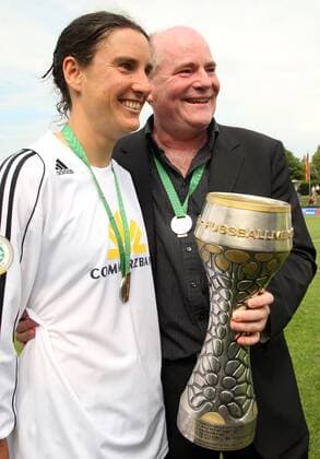Manager Siegfried Dietrich und Birgit Prinz (beide FFC Frankfurt) - Deutsche Meister 2008 - präsentieren den Pokal Fußball 1. BL Herren Saison 2007 2008, Frauen, Frauenfußball, deutscher Meister, deutsche Meisterschaft, 1. FFC Gruppe Feier, Meisterfeier, Frankfurt M. Freude,