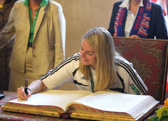 Nia Künzer (FFC Frankfurt) - Deutsche Meisterin 2008 - trägt sich in das goldene Buch der Stadt Frankfurt ein Fußball 1. BL Herren Saison 2007 2008, Frauen, Frauenfußball, deutscher Meister, deutsche Meisterschaft, 1. FFC Einzelbild Frankfurter Römer Frankfurt M.
