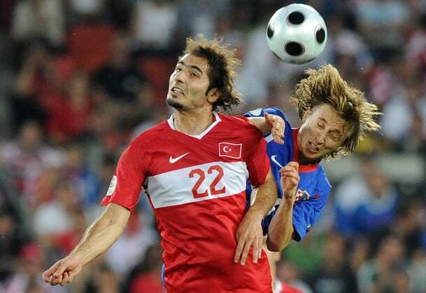 Hamit Altintop (Türkei, li.) gegen Luka Modric (Kroatien) - Fußball EM Herren Euro 2008, Länderspiel, Nationalteam, Nationaltrikot, Viertelfinale, Kroatien - Türkei 2:4 n.E. Gruppe Wien Dynamik, Kampf,