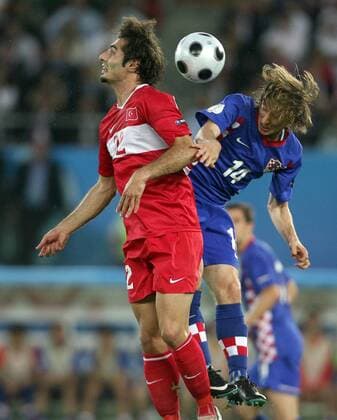Hamit Altintop (Türkei, li.) gegen Luka Modric (Kroatien) -  (080620MBI031) Fußball EM Herren Euro 2008, Länderspiel, Nationalteam, Nationaltrikot, Viertelfinale, Kroatien - Türkei 2:4 n.E. Gruppe Wien Dynamik, Kampf,