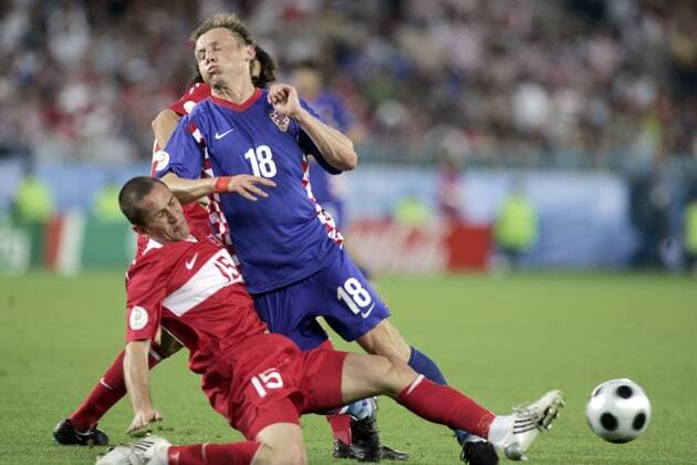 Ivica Olic (Kroatien, re.) gegen Emre Asik (Türkei) Fußball EM Herren Euro 2008, Länderspiel, Nationalteam, Nationaltrikot, Viertelfinale, Kroatien - Türkei 2:4 n.E. Gruppe Wien Dynamik, Kampf,