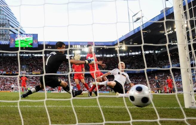 Bastian Schweinsteiger (Deutschland, re.) überwindet Torwart Ricardo (Portugal) zum 1:0 - Fußball EM Herren EURO 2008, Länderspiel Nationalmannschaft, Nationaltrikot Viertelfinale Gruppe Basel Dynamik,