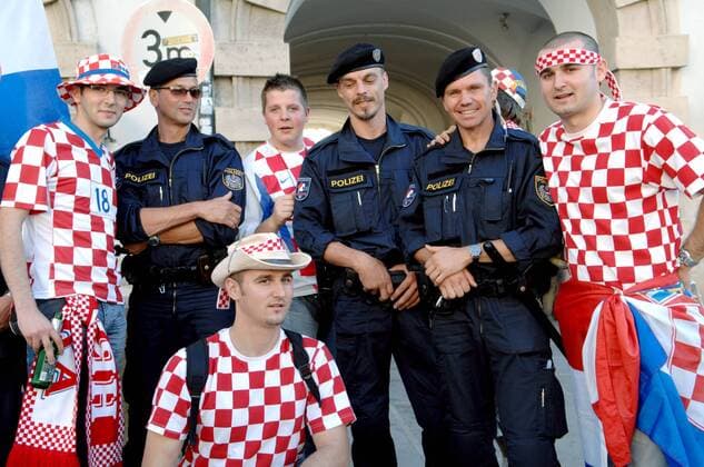 Polizisten posieren mit kroatischen Fans -  Fußball EM Herren Euro 2008, Länderspiel, Nationalteam, Viertelfinale Gruppe Wien