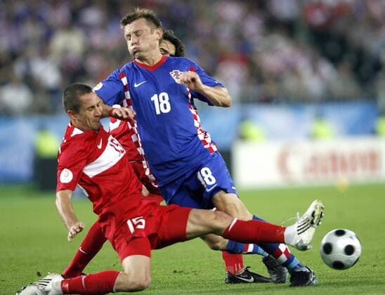 Emre Asik (Türkei, li.) gegen Ivica Olic (Kroatien) -  Fußball EM Herren Euro 2008, Länderspiel, Nationalteam, Nationaltrikot, Viertelfinale, Kroatien - Türkei Gruppe Wien Dynamik, Kampf,