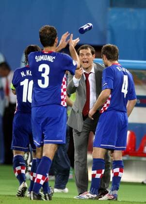 Nationaltrainer Slaven Bilic wirft Josip Simunic (li.) vor der Verlängerung eine Flasche zu, re. Robert Kovac (alle Kroatien) -  Fußball EM Herren EURO 2008, Länderspiel Nationalmannschaft, Nationaltrikot Viertelfinale Gruppe Wien Spannung,