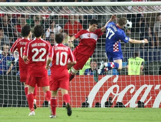 Ivan Klasnic (Kroatien) trifft zum 1:0 gegen Gökhan Zan (Türkei) - Fußball EM Herren Euro 2008, Länderspiel, Nationalteam, Nationaltrikot, Viertelfinale Gruppe Wien Dynamik,