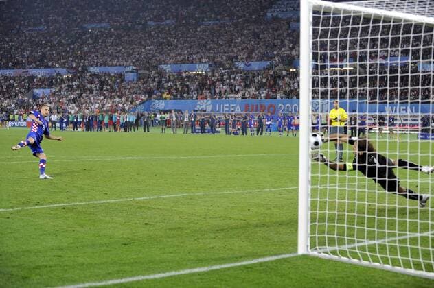Mladen Petric (Kroatien) verschießt gegen Torwart Rüstü Recber (Türkei) Fußball EM Herren Euro 2008, Länderspiel, Nationalteam, Nationaltrikot, Viertelfinale, Kroatien - Türkei 2:4 n.E. Totale Wien