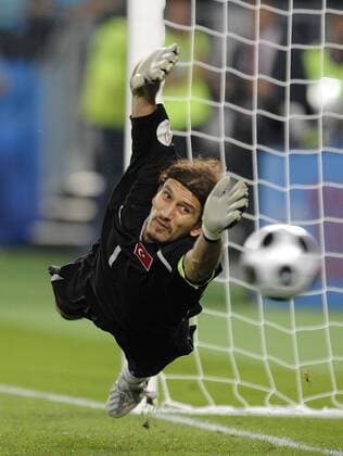 Torwart Rüstü Recber (Türkei) pariert einen Elfmeter Fußball EM Herren Euro 2008, Länderspiel, Nationalteam, Nationaltrikot, Viertelfinale, Einzelbild Wien Dynamik,