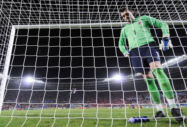 Torwart Stipe Pletikosa (Kroatien) enttäuscht nach dem 1:1 Ausgleich - Fußball EM Herren Euro 2008, Länderspiel, Nationalteam, Nationaltrikot, Viertelfinale, Einzelbild Wien Enttäuschung,