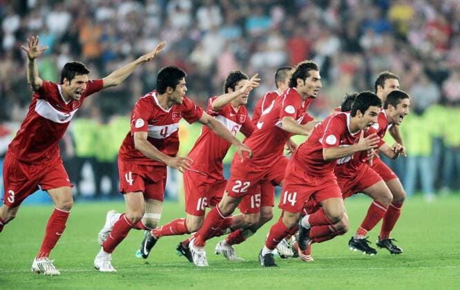 Schlussjubel Türkei nach dem Halbfinaleinzug Fußball EM Herren Euro 2008, Länderspiel, Nationalteam, Nationaltrikot, Viertelfinale, Gruppe Wien Begeisterung, Freude,