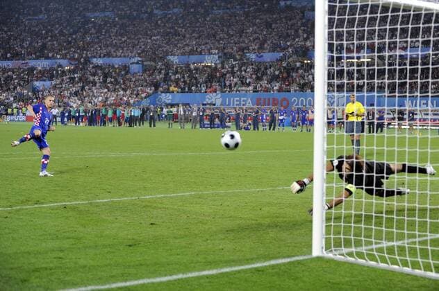 Mladen Petric (Kroatien) verschießt einen Elfmeter gegen Torwart Rüstü Recber (Türkei) Fußball Länderspiel Herren EURO 2008, EM, Viertelfinale, Nationalteam, Nationaltrikot, Kroatien - Türkei 2:4 n.E. Totale Wien Dynamik, Abwehr,