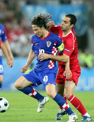 Niko Kovac (Kroatien, li.) gegen Semih Sentürk (Türkei) -  Fußball EM Herren Euro 2008, Länderspiel, Nationalteam, Nationaltrikot, Kroatien - Türkei 1:3 n.E. Gruppe Viertelfinale Wien